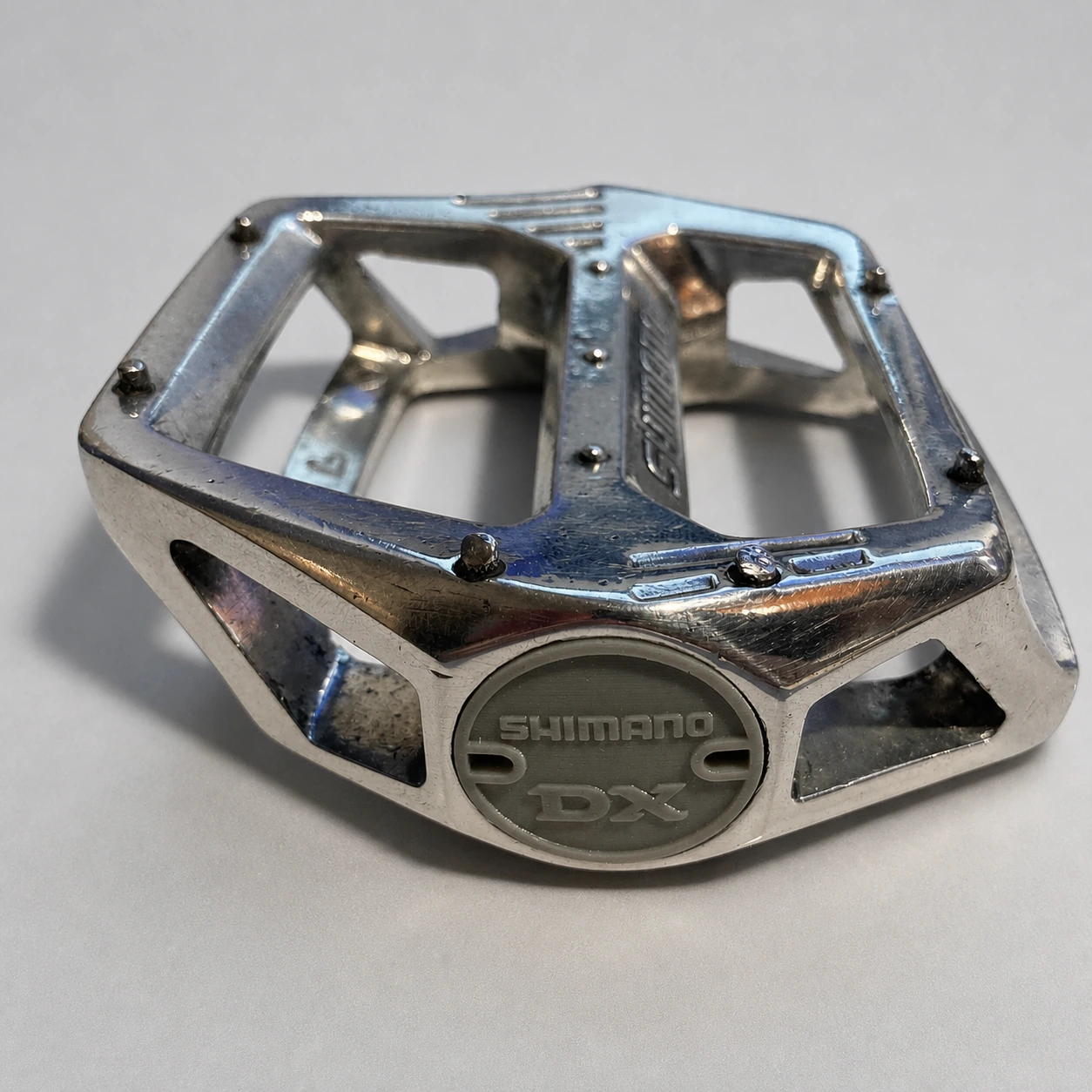 Verchromtes Shimano-DX-Pedal mit montierter grauer Ersatzkappe auf dem vorhandenen Etsy-Produktfoto