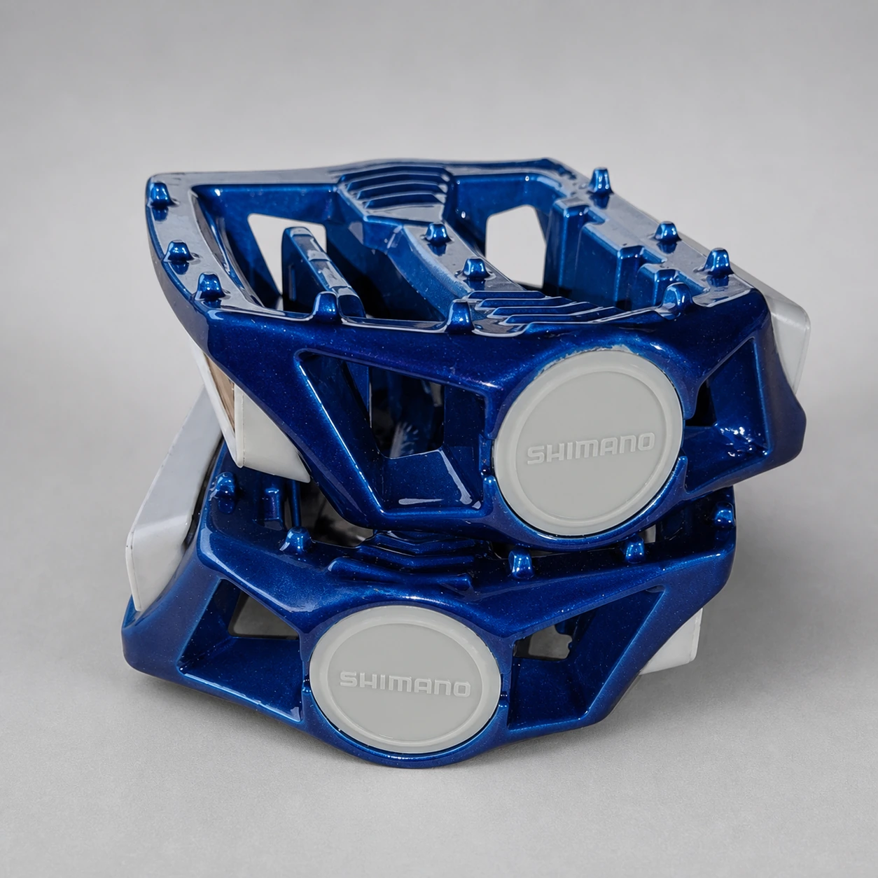 Zwei blaue Shimano-PD-MX15-Pedale mit montierten grauen Ersatzkappen der neueren Ausführung auf dem vorhandenen Etsy-Produktfoto