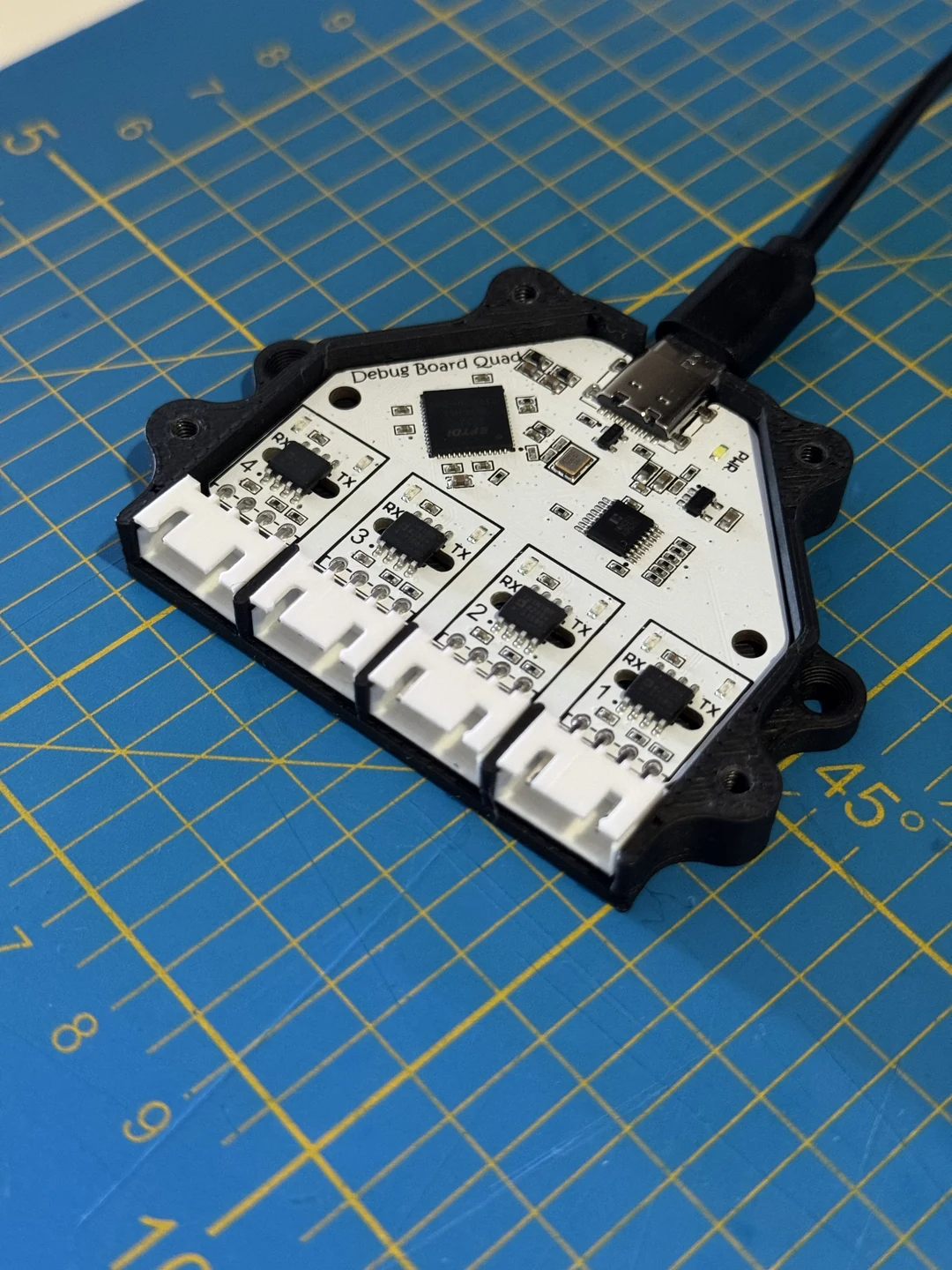 Schnittstellenplatine im schwarzen Gehäuseunterteil, mit sichtbaren Anschlüssen und USB-Kabel