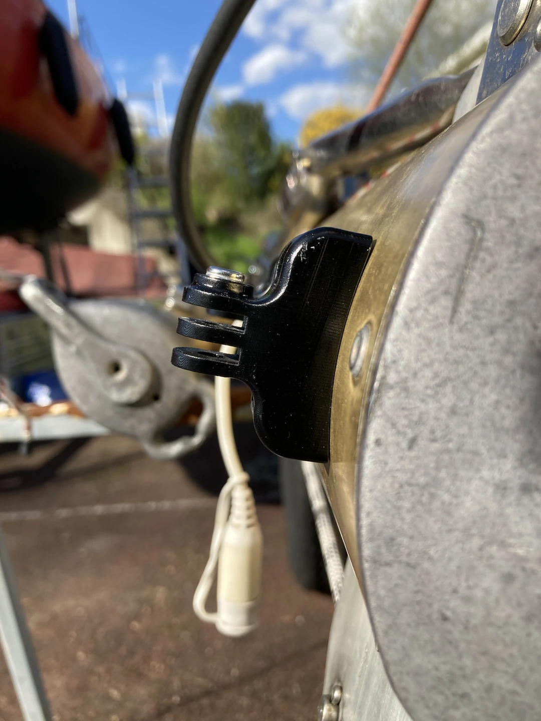 Nahaufnahme einer schwarzen gedruckten Mastauflage mit Gelenkaufnahme und sichtbarer Schraube am metallischen Bootsmast