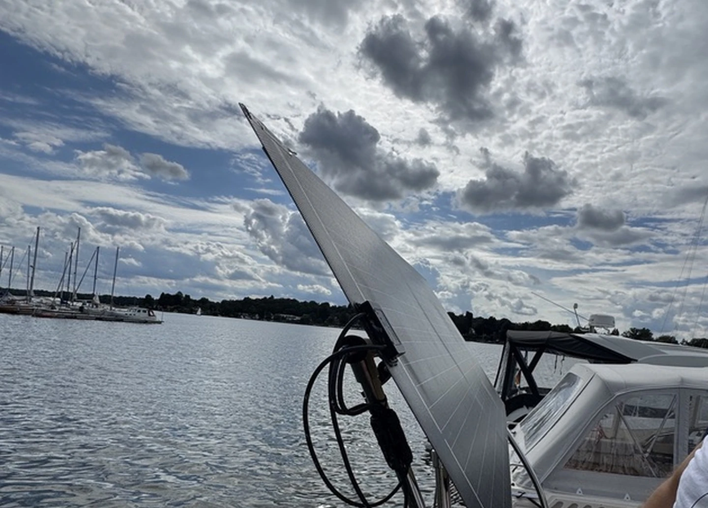Solarmodul am Bootsrahmen in geneigter Stellung über dem Wasser